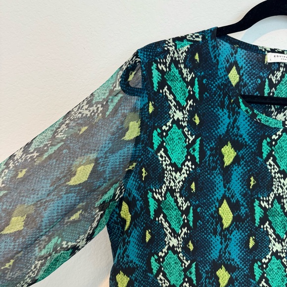 Equipment Femme 100% Silk Blue Snakeskin Print Sheer Long Sleeve Blouse - Picture 4 of 7
